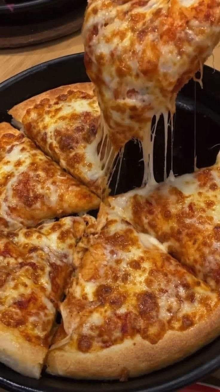 Pizza de muçarela com queijo derretido